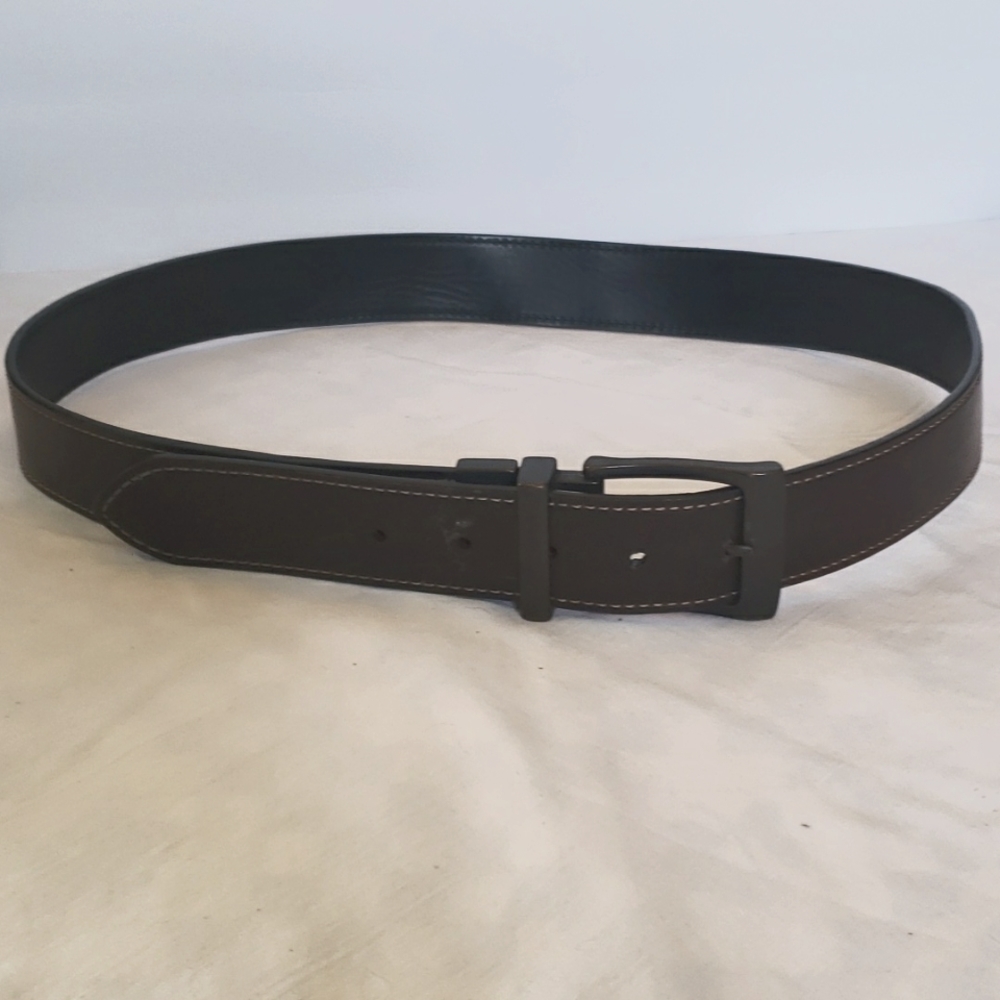 LEVIS leather look men's  belt size 36, metal buckle.  Man-made material